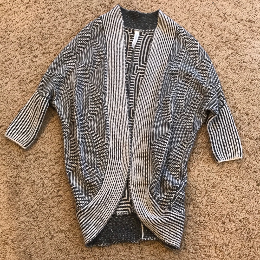 Adorable Aeropostale sweater! 🖤